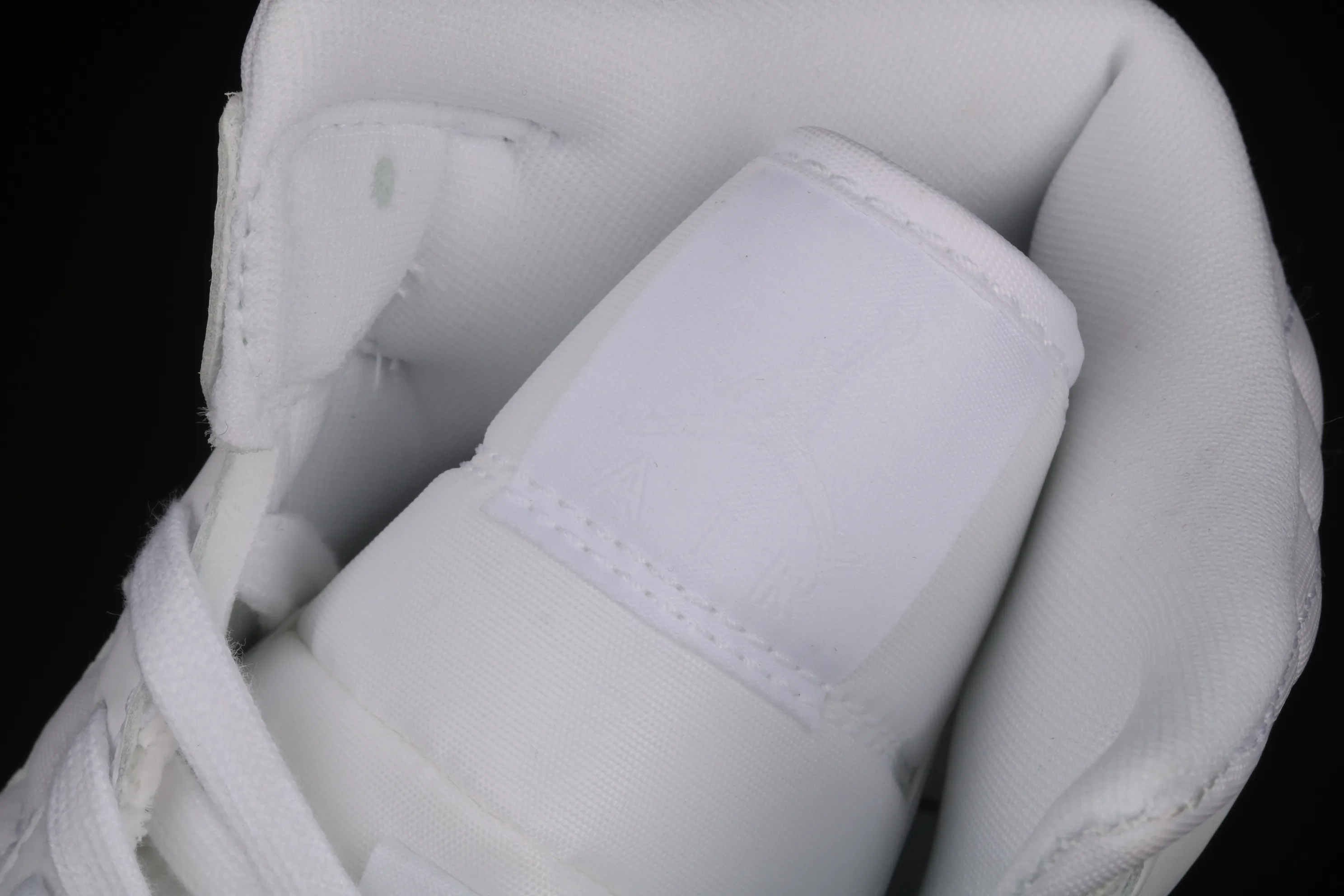 All Categories Air Jordan Jordan Series Basketball Shoes Air Jordan 1 Mid Air Jordan 1 Mid "Quilted White" AJ1 Joe 1 White Diamond "Little Chanel" Mid-top Versatile Casual Sports Shoes DB6078-100